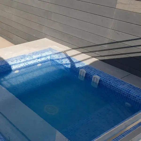 Piscina-jacuzzi en Suite de Hotel Catalonia JPC Manteniments